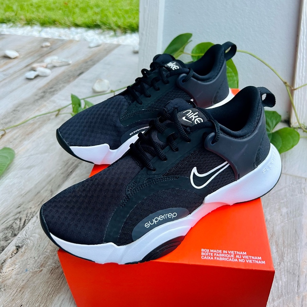 🤍🖤Nike Classic SUPERREP 🖤🤍New